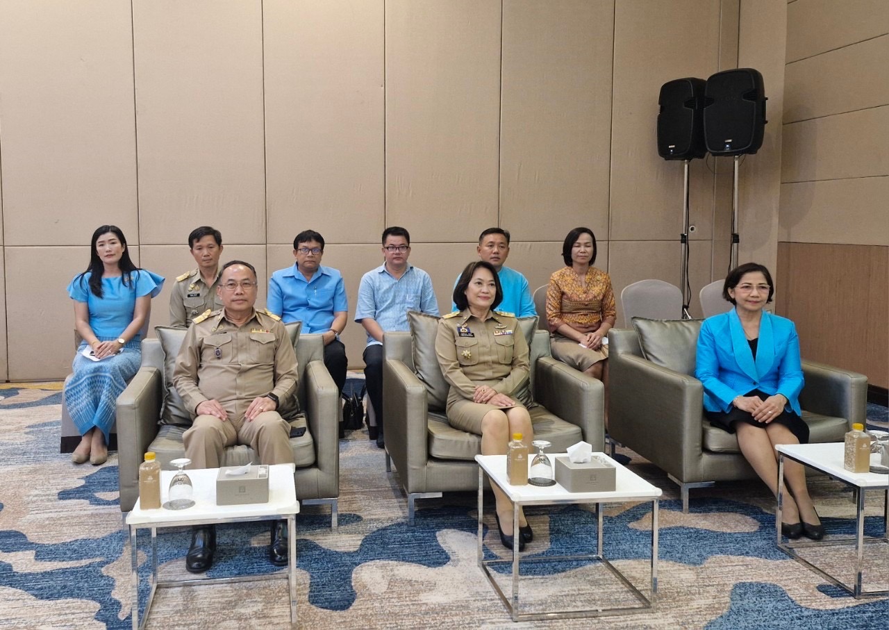 สำนักงานพัฒนาชุมชนจังหวัดระยอง ร่วมกับ คณะกรรมการเครือข่ายกองทุนแม่ของแผ่นดินจังหวัดระยอง และ สำนักงานป้องกันและปราบปรามยาเสพติด ภาค2 (ป.ป.ส.ภาค 2) ดำเนินโครงการ “ประชุมเชิงปฏิบัติการเพื่อพัฒนาศักยภาพหมู่บ้านกองทุนแม่ของแผ่นดิน”