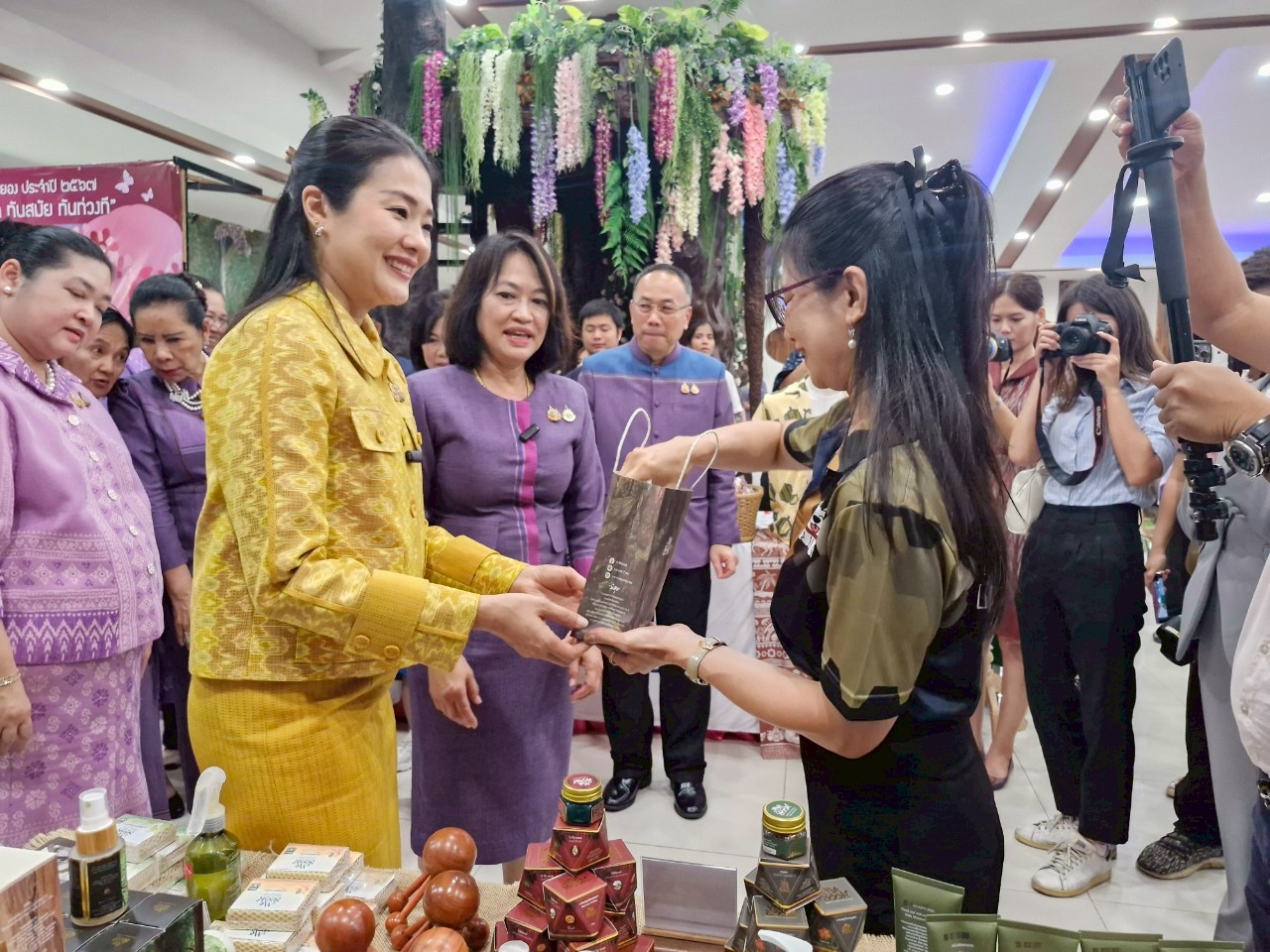 พช.ระยอง ดำเนินโครงการเชิดชูเกียรติสตรีภาคกลางทีมีผลงานดีเด่นเนื่องในงานสตรีสากล ประจำปี 2568