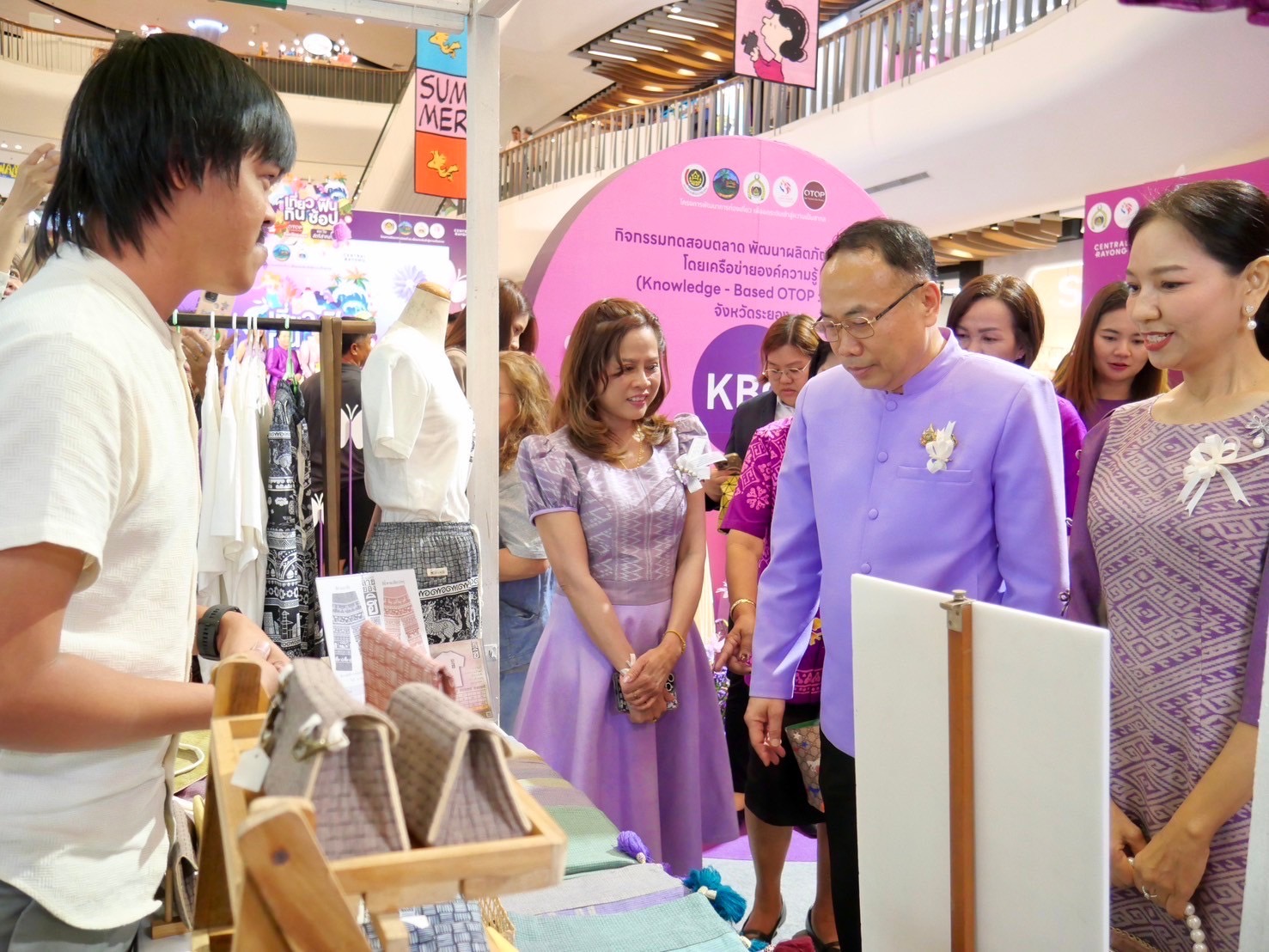 สำนักงานพัฒนาชุมชนจังหวัดระยอง จัดโครงการพัฒนาการท่องเที่ยวเพื่อยกระดับเข้าสู่ความเป็นสากล กิจกรรม เที่ยว ฟิน กิน ช้อป จังหวัดระยอง ระหว่างวันที่ 5-9 มีนาคม 2568 ณ ลานโปรโมชั่น ชั้น 1 ศูนย์การค้าเซ็นทรัล ระยอง