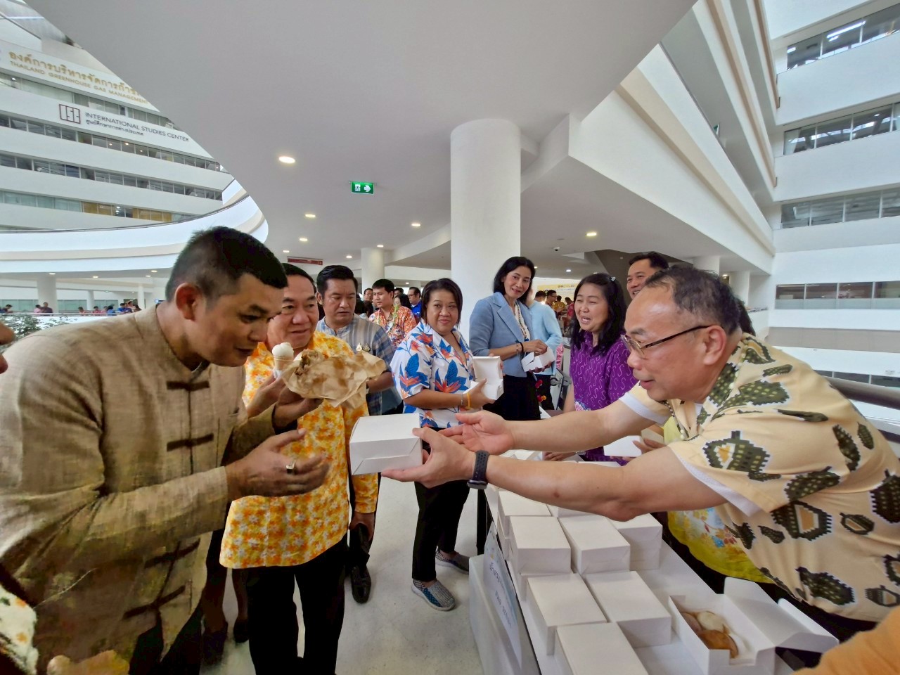 พช.ระยอง ร่วมกิจกรรม Happy Family สืบสาน สงกรานต์ ตำนาน พช. เนื่องในเทศกาลสงกรานต์ ประจำปี 2568  