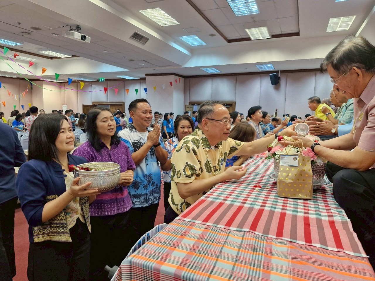 พช.ระยอง ร่วมกิจกรรม Happy Family สืบสาน สงกรานต์ ตำนาน พช. เนื่องในเทศกาลสงกรานต์ ประจำปี 2568  