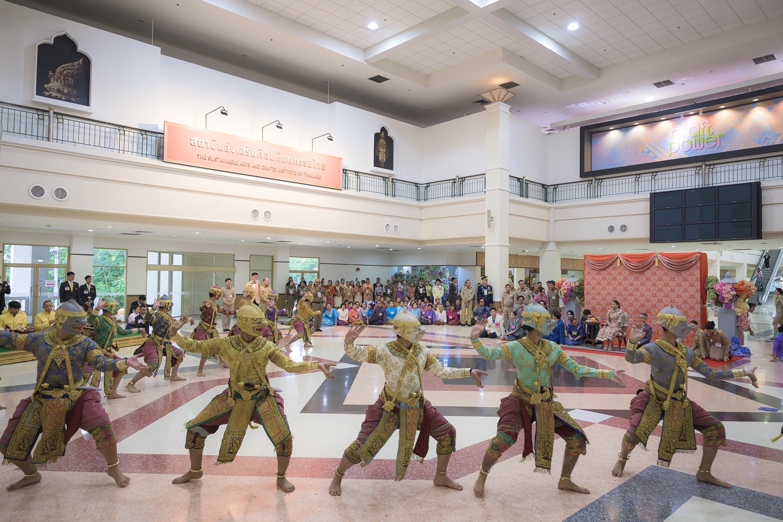 สำนักงานพัฒนาชุมชนจังหวัดระยอง ร่วมกิจกรรมโครงการจัดแสดงนิทรรศการและผลงานภูมิปัญญาผ้าไทยและงานหัตถกรรม