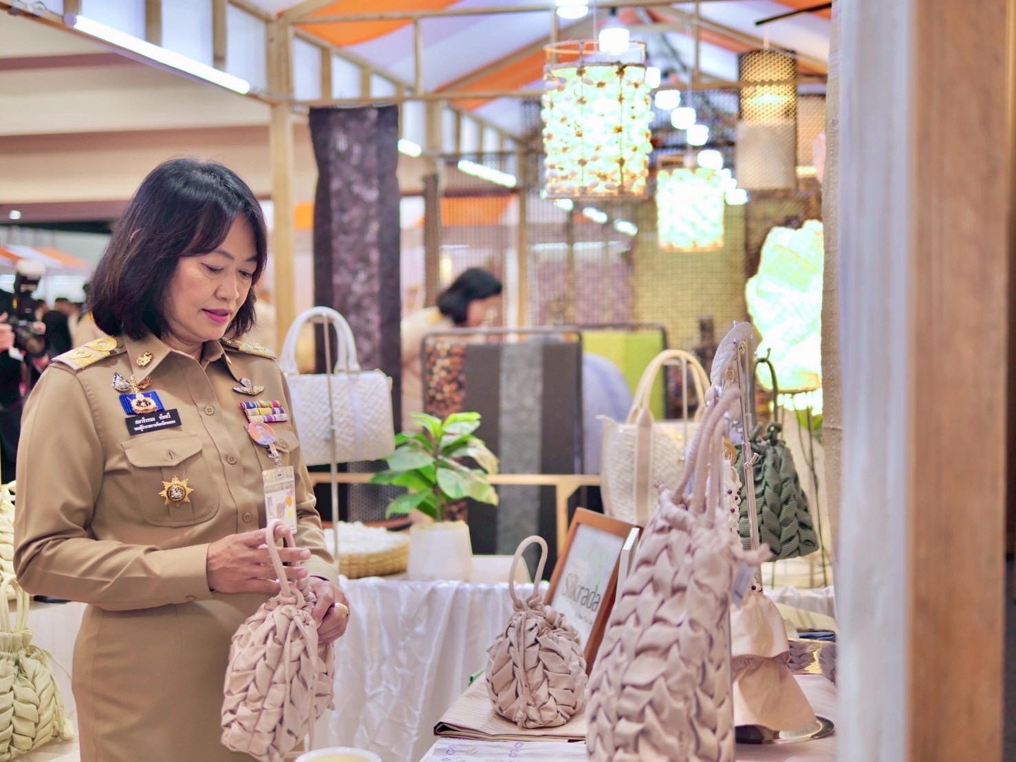 สำนักงานพัฒนาชุมชนจังหวัดระยอง ร่วมกิจกรรมโครงการจัดแสดงนิทรรศการและผลงานภูมิปัญญาผ้าไทยและงานหัตถกรรม