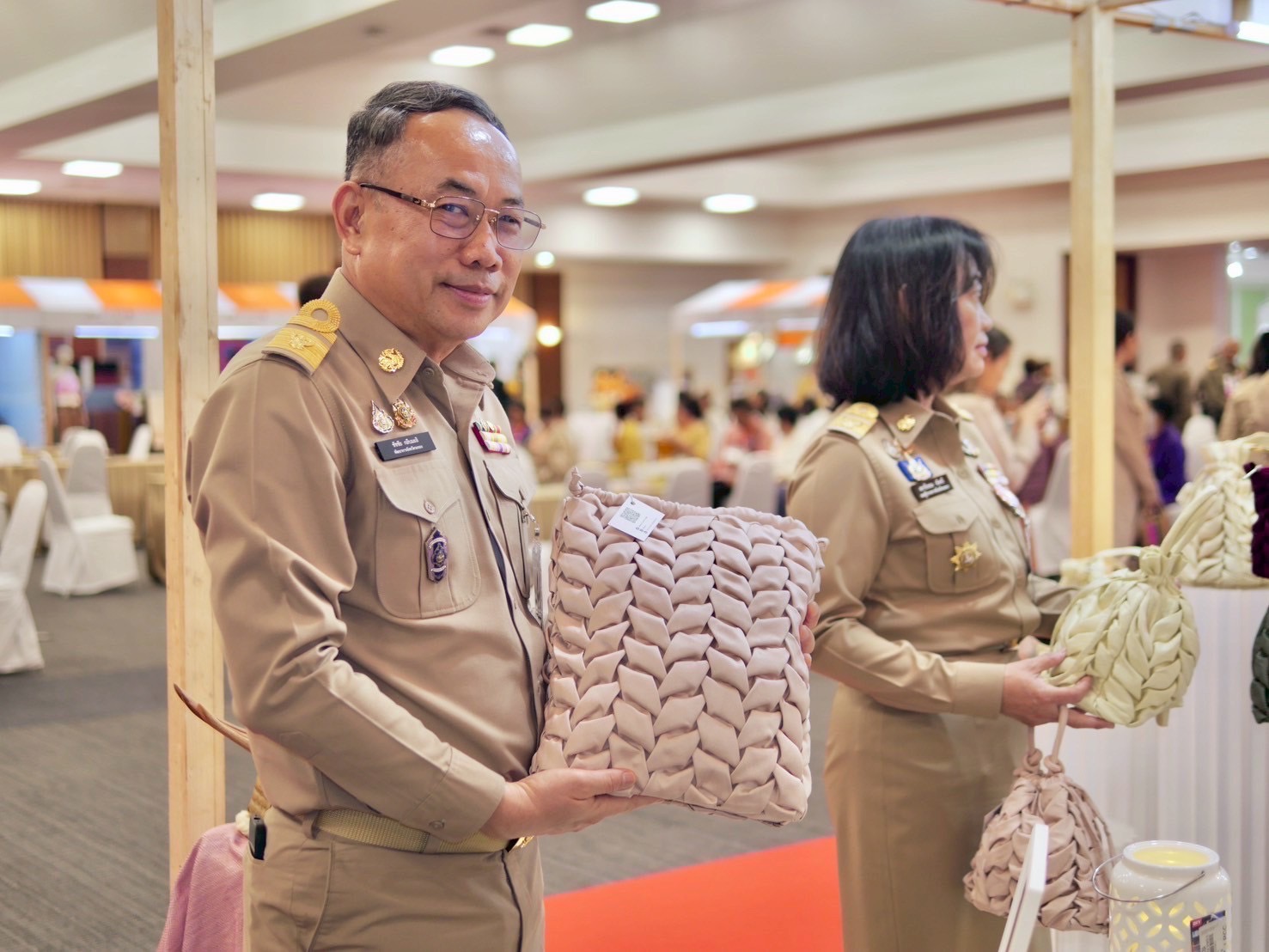 สำนักงานพัฒนาชุมชนจังหวัดระยอง ร่วมกิจกรรมโครงการจัดแสดงนิทรรศการและผลงานภูมิปัญญาผ้าไทยและงานหัตถกรรม