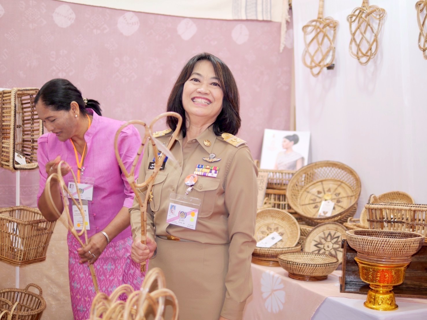 สำนักงานพัฒนาชุมชนจังหวัดระยอง ร่วมกิจกรรมโครงการจัดแสดงนิทรรศการและผลงานภูมิปัญญาผ้าไทยและงานหัตถกรรม