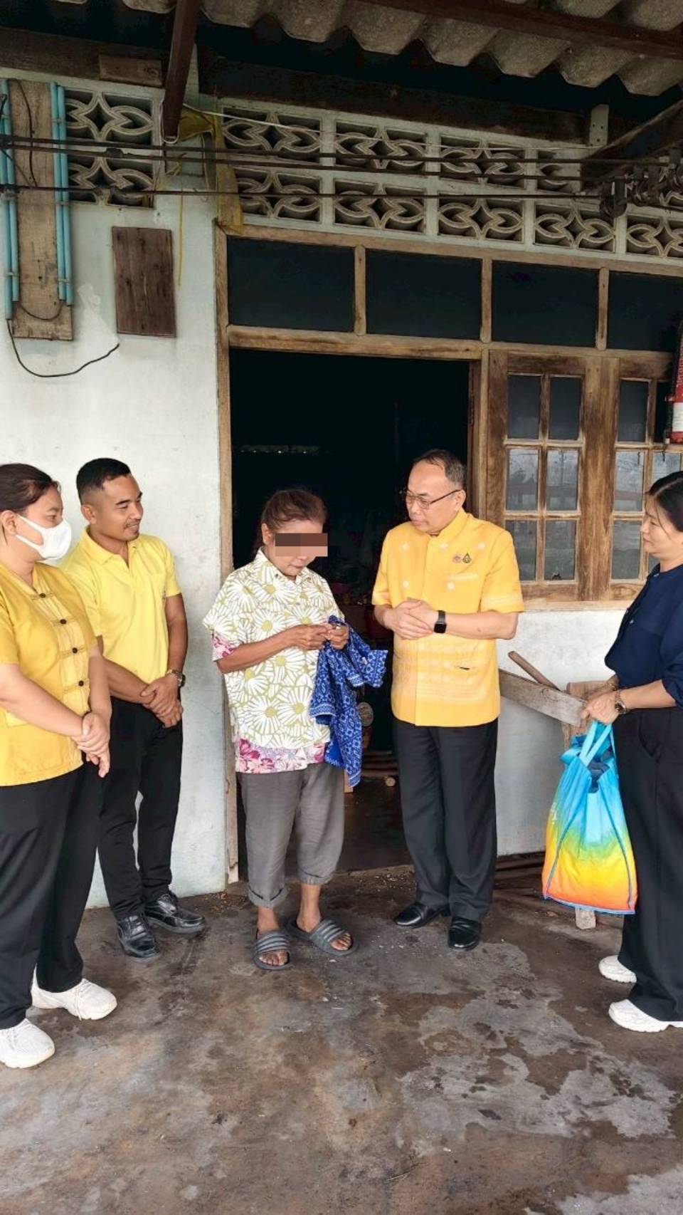 พช.ระยอง พร้อมด้วย สพอ.นิคมพัฒนา เทศบาลเมืองมะขามคู่ และผู้นำชุมชน ลงพื้นที่เยี่ยมเยียน ให้ความช่วยเหลือครัวเรือนตกเกณฑ์ TPMAP