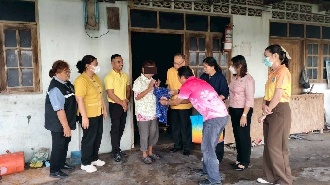 พช.ระยอง พร้อมด้วย สพอ.นิคมพัฒนา เทศบาลเมืองมะขามคู่ และผู้นำชุมชน ลงพื้นที่เยี่ยมเยียน ให้ความช่วยเหลือครัวเรือนตกเกณฑ์ TPMAP