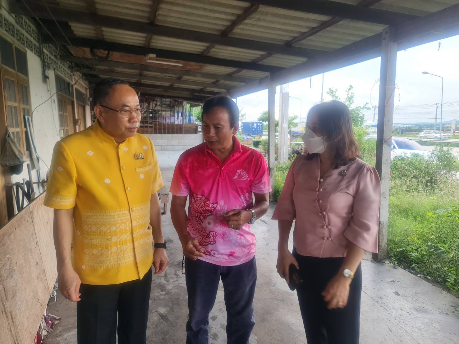 พช.ระยอง พร้อมด้วย สพอ.นิคมพัฒนา เทศบาลเมืองมะขามคู่ และผู้นำชุมชน ลงพื้นที่เยี่ยมเยียน ให้ความช่วยเหลือครัวเรือนตกเกณฑ์ TPMAP