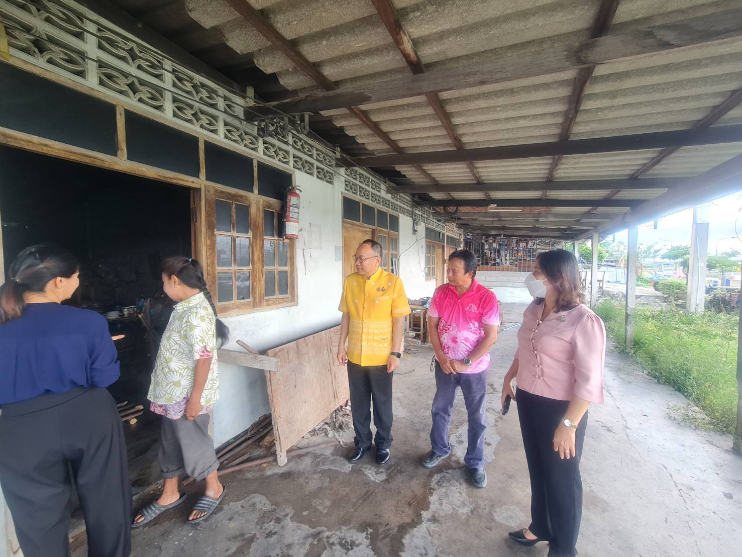 พช.ระยอง พร้อมด้วย สพอ.นิคมพัฒนา เทศบาลเมืองมะขามคู่ และผู้นำชุมชน ลงพื้นที่เยี่ยมเยียน ให้ความช่วยเหลือครัวเรือนตกเกณฑ์ TPMAP