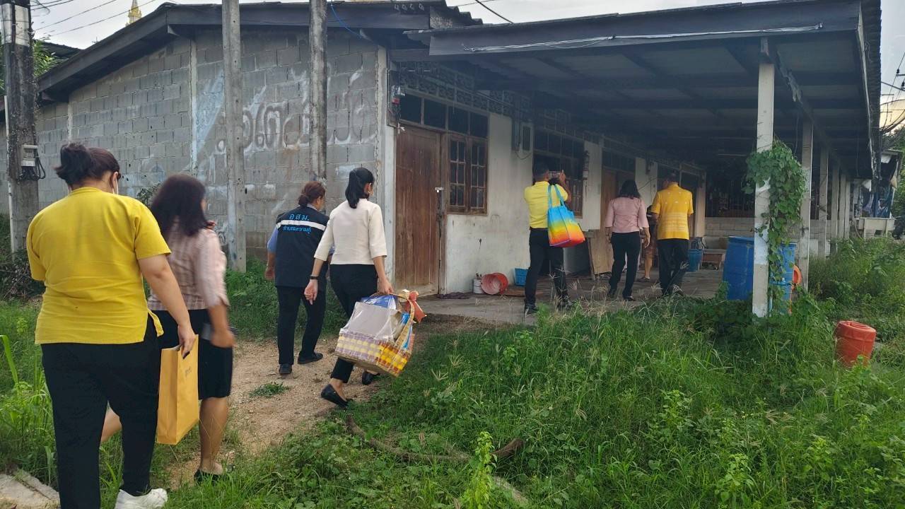 พช.ระยอง พร้อมด้วย สพอ.นิคมพัฒนา เทศบาลเมืองมะขามคู่ และผู้นำชุมชน ลงพื้นที่เยี่ยมเยียน ให้ความช่วยเหลือครัวเรือนตกเกณฑ์ TPMAP