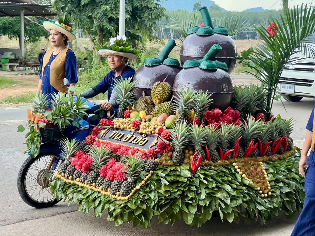 สำนักงานพัฒนาชุมชนจังหวัดระยอง ร่วมงานเทศกาลผลไม้และของดีอำเภอเขาชะเมา เปิดเขาเล่าเรื่อง เมืองชะเมา ครั้งที่ 15 ประจำปี พ.ศ. 2568