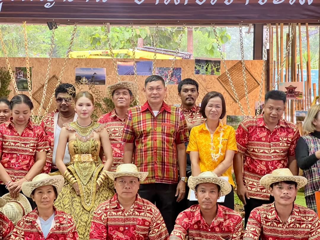 สำนักงานพัฒนาชุมชนจังหวัดระยอง ร่วมงานเทศกาลผลไม้และของดีอำเภอเขาชะเมา เปิดเขาเล่าเรื่อง เมืองชะเมา ครั้งที่ 15 ประจำปี พ.ศ. 2568