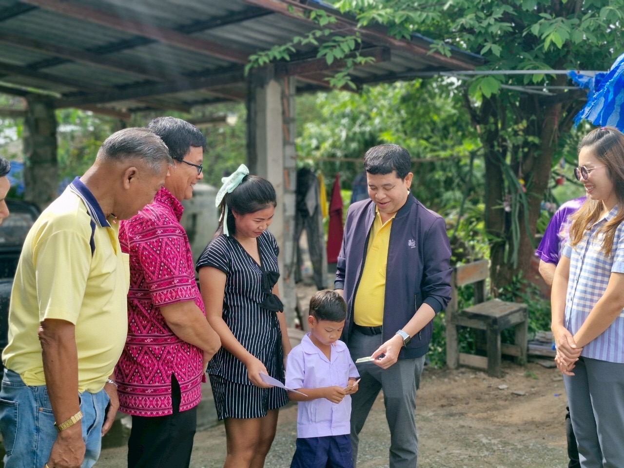 สพอ.บ้านฉาง จ.ระยอง ร่วมลงพื้นที่มอบทุนกองทุนพัฒนาเด็กชนบทในพระราชูปถัมภ์สมเด็จพระเทพรัตนราชสุดาฯ สยามบรมราชกุมารี