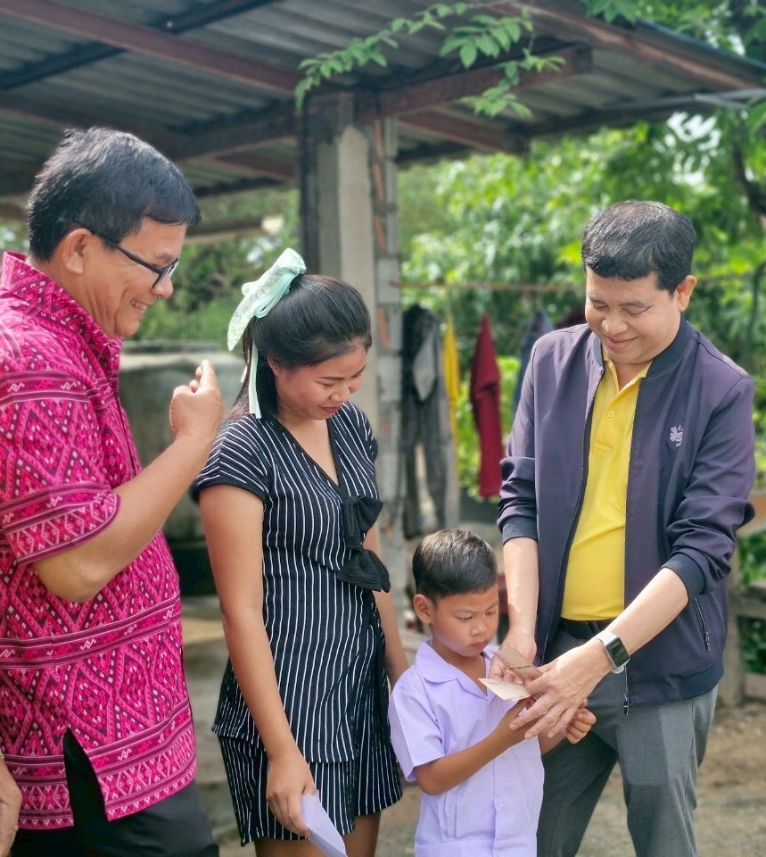 สพอ.บ้านฉาง จ.ระยอง ร่วมลงพื้นที่มอบทุนกองทุนพัฒนาเด็กชนบทในพระราชูปถัมภ์สมเด็จพระเทพรัตนราชสุดาฯ สยามบรมราชกุมารี