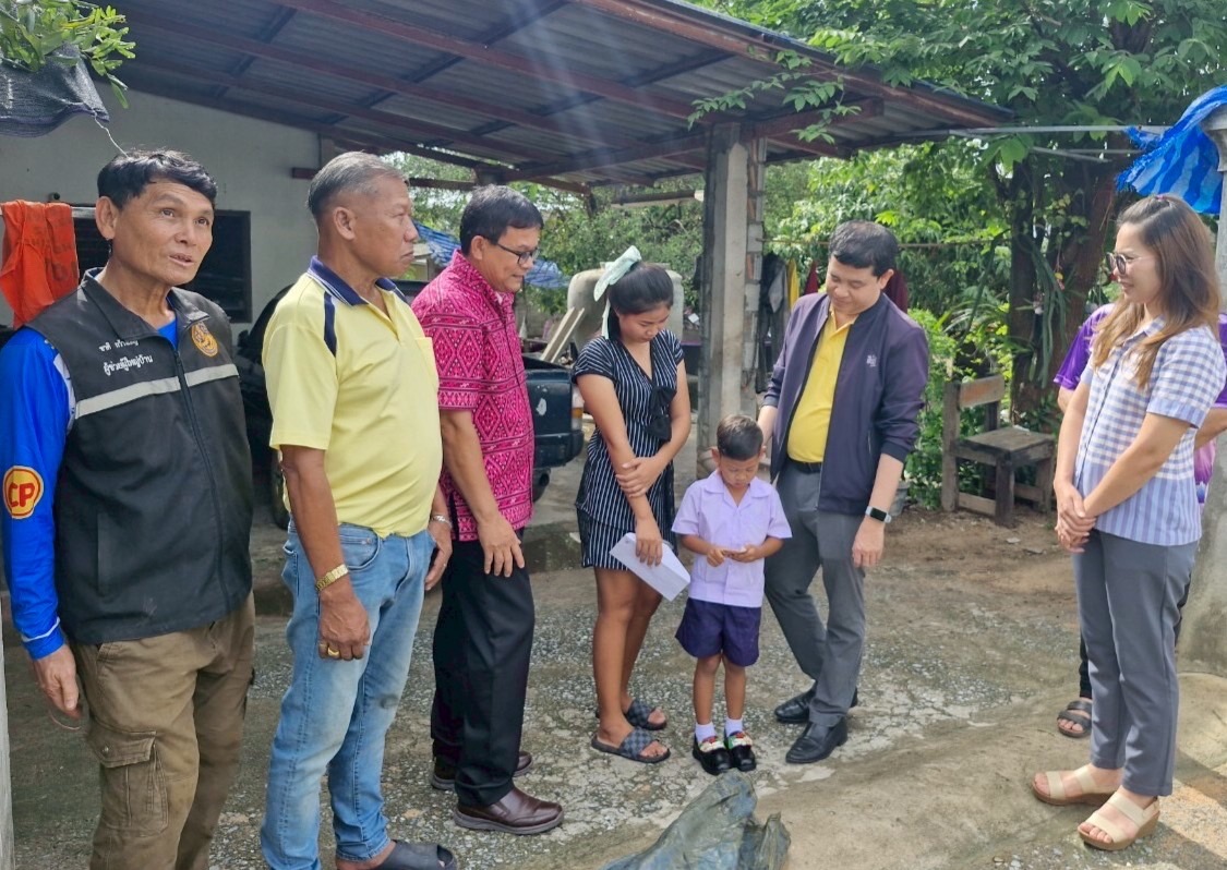 สพอ.บ้านฉาง จ.ระยอง ร่วมลงพื้นที่มอบทุนกองทุนพัฒนาเด็กชนบทในพระราชูปถัมภ์สมเด็จพระเทพรัตนราชสุดาฯ สยามบรมราชกุมารี